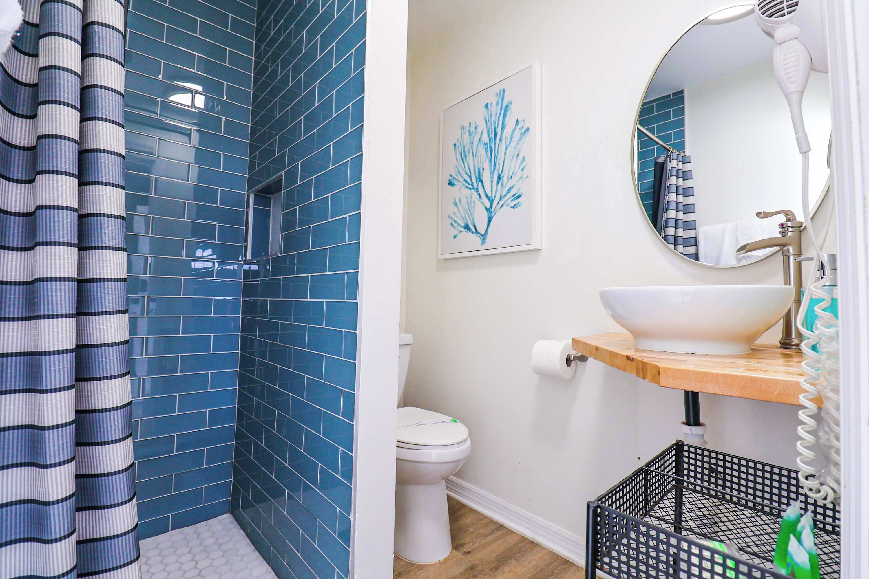 Shower, hair dryer, towels