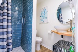 Dusche, Haartrockner, Handtücher