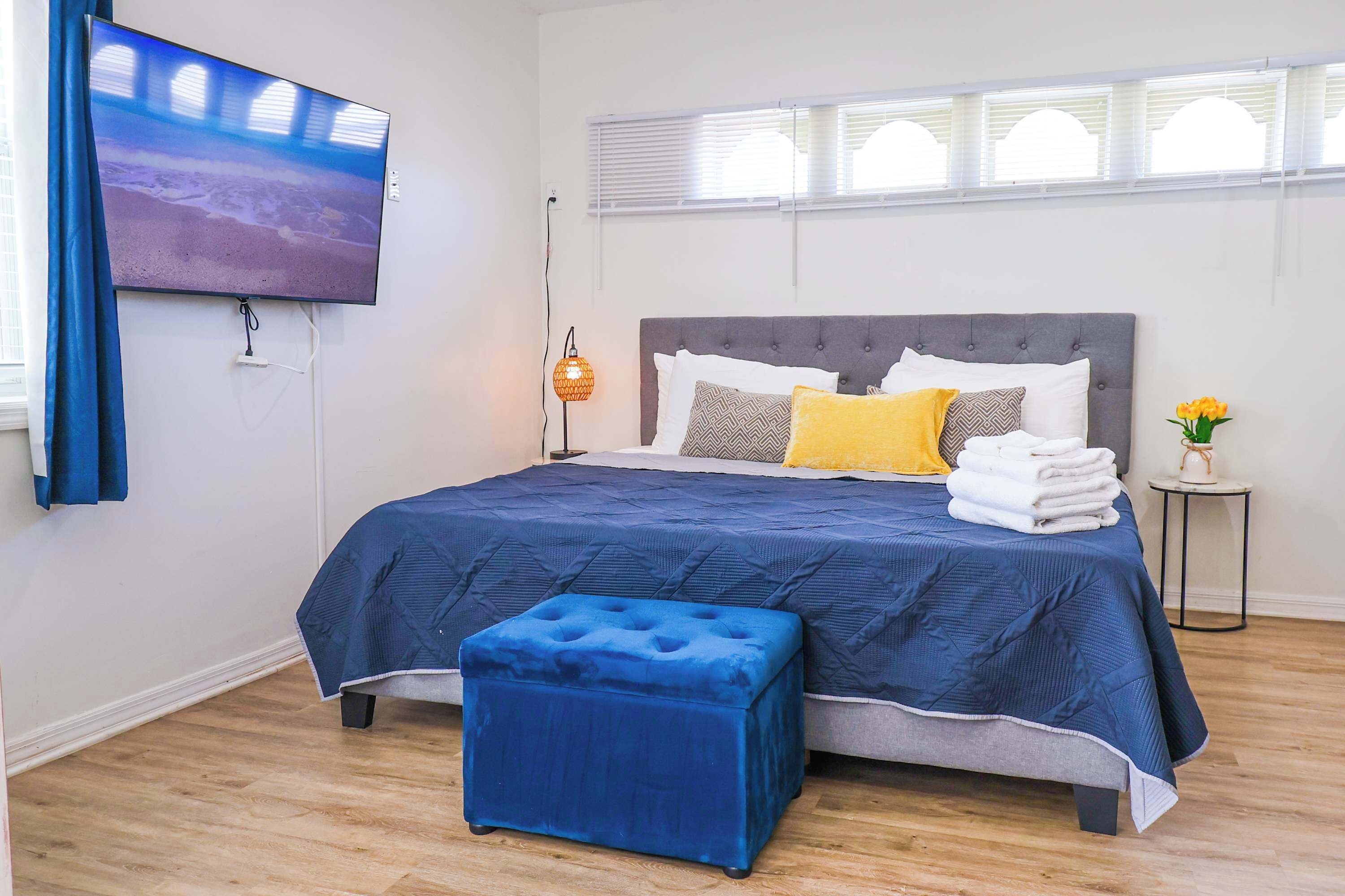 6 bedrooms, desk, iron/ironing board, travel crib