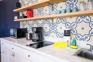 Frigorifero, microonde, forno, piano cottura