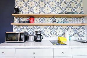 Réfrigérateur, four à micro-ondes, un four, surface de cuisson