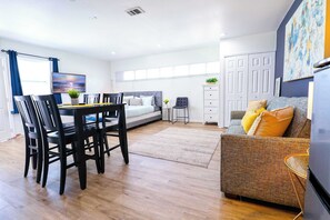 TV, videogiochi, lettore DVD, libri