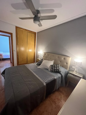 2 chambres, fer et planche à repasser, accès au Wi-Fi (inclus)