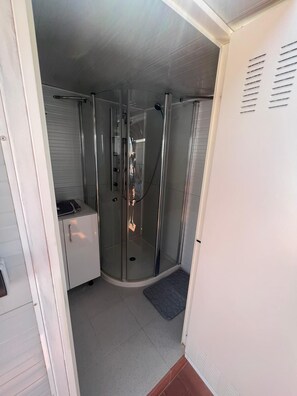 Duschwanne, Haartrockner, Bidet, Handtücher
