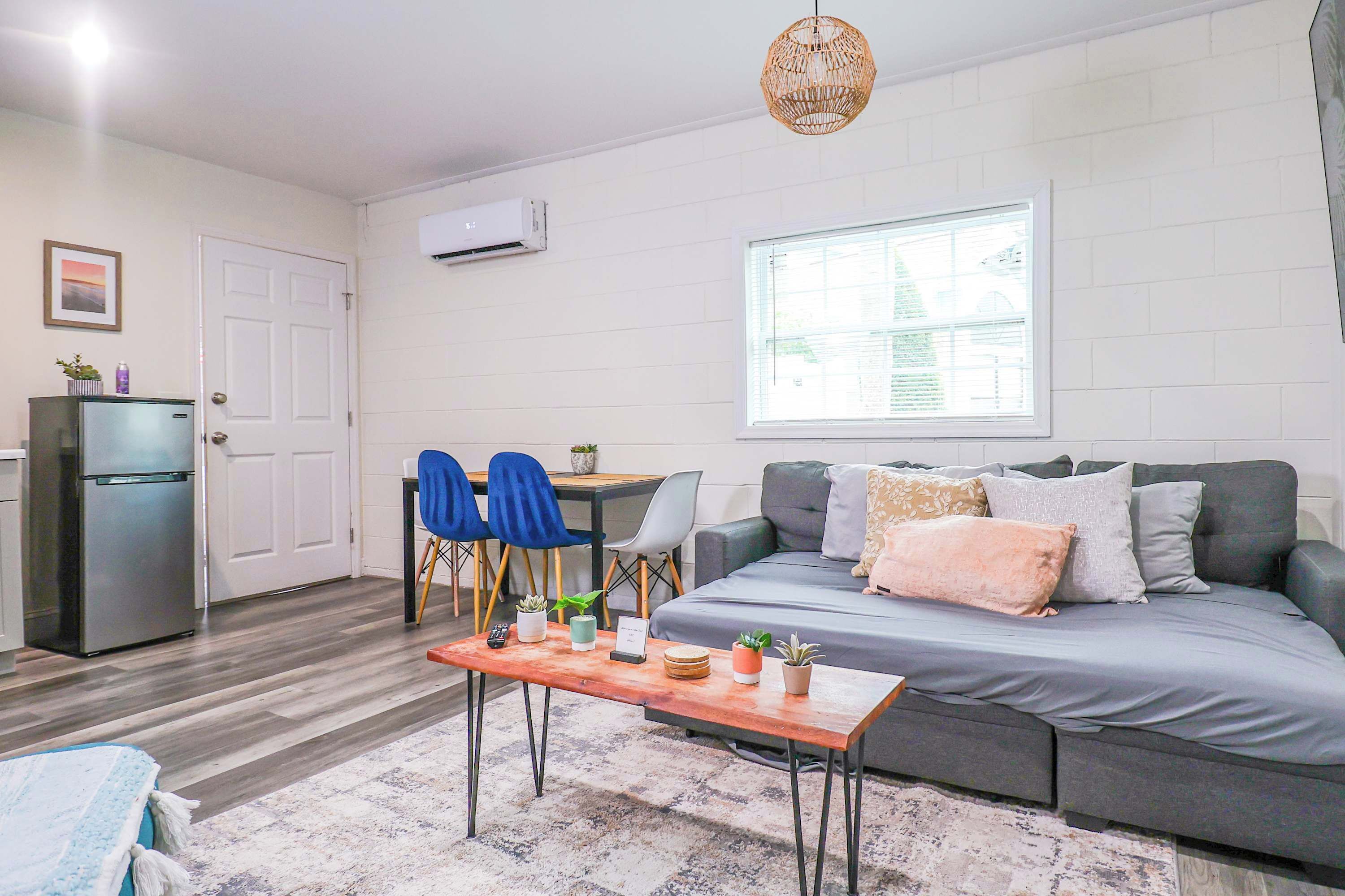 Televisión, reproductor de DVD, libros y oficina 