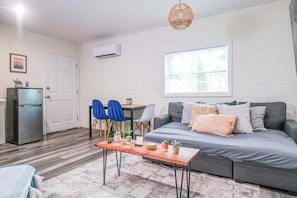 TV, DVD-spiller, bøker og kontorer