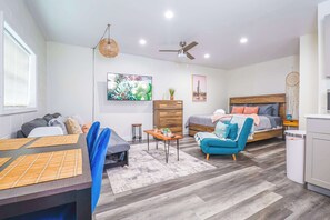 1 soverom, skrivebord, strykejern/-brett og reiseseng for barn