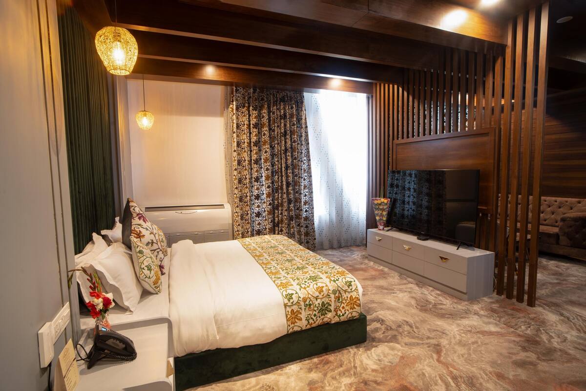 Quarto lua de mel | Espaço de trabalho para notebook, Wi-Fi de cortesia, roupa de cama