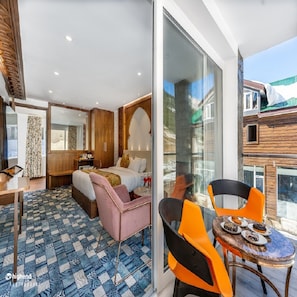 Premium Delight | Laptop workspace, free WiFi, bed sheets - Hotel Snowland Sonmarg (Gund)