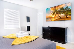 10 chambres, bureau, fer et planche à repasser, lit parapluie