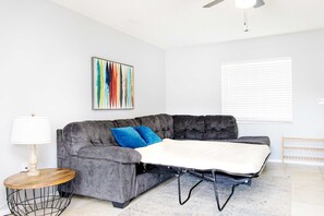 TV, video games, DVD player, books - Brand NewPainted Vacation Hse NrUCF PetsOK Fenced (Orlando)