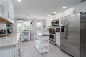 Private kitchen - 155 Washington Ave - Blue Heron Hideaway by Coastal Vacation Properties (Fort Myers Beach)