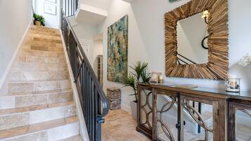 House, 5 Bedrooms | Living room