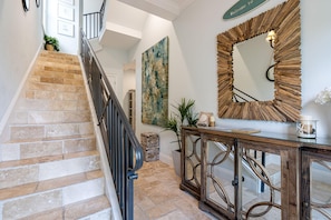 House, 5 Bedrooms | Living room