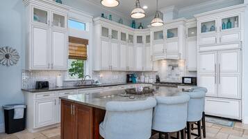 House, 5 Bedrooms | Private kitchen