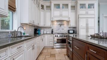 House, 5 Bedrooms | Private kitchen