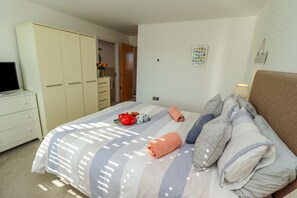 2 Schlafzimmer, individuell dekoriert, individuell eingerichtet