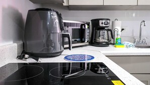 Kaffetrakter/tekoker, kjøleskap, mikrobølgeovn og ovn