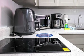 Fridge, microwave, oven, stovetop - *NewRenovatedAPT*KINGbed*PetsOk+Priv Entry (Orlando)