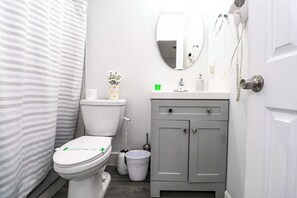 Dusche, Haartrockner, Handtücher