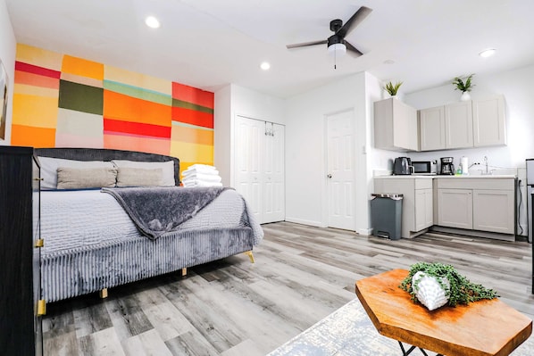 1 bedroom, desk, iron/ironing board, travel cot - *NewRenovatedAPT*KINGbed*PetsOk+Priv Entry (Orlando)