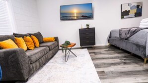 TV, bøker og kontorer