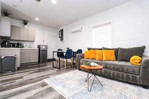 TV, books, offices - *NewRenovatedAPT*KINGbed*PetsOk+Priv Entry (Orlando)