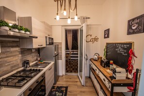 Kühlschrank, Mikrowelle, Ofen, Herdplatte