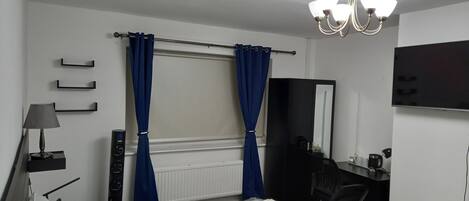 4 bedrooms, in-room safe, desk, iron/ironing board