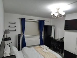 4 bedrooms, in-room safe, desk, iron/ironing board - Cosy Accommodation (Fallowfield)