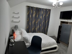 4 bedrooms, in-room safe, desk, iron/ironing board - Cosy Accommodation (Fallowfield)