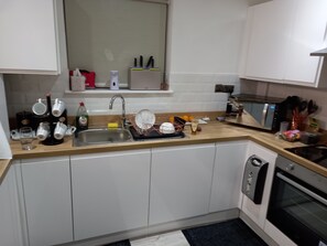 Fridge, microwave, oven, stovetop - Cosy Accommodation (Fallowfield)