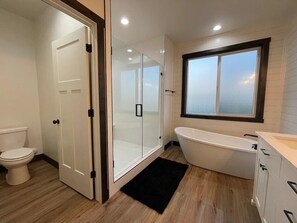 Tina con regadera, secadora de cabello, toallas, jabón 