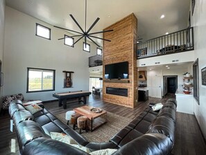 Smart TV, fireplace, video games - Brown Bunny Lodge AIR CONDITIONING 35 miles to YNP (Island Park)