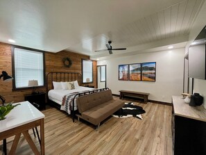 5 habitaciones, escritorio y tabla de planchar con plancha 