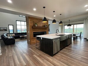 Fridge, microwave, oven, stovetop - Brown Bunny Lodge AIR CONDITIONING 35 miles to YNP (Island Park)