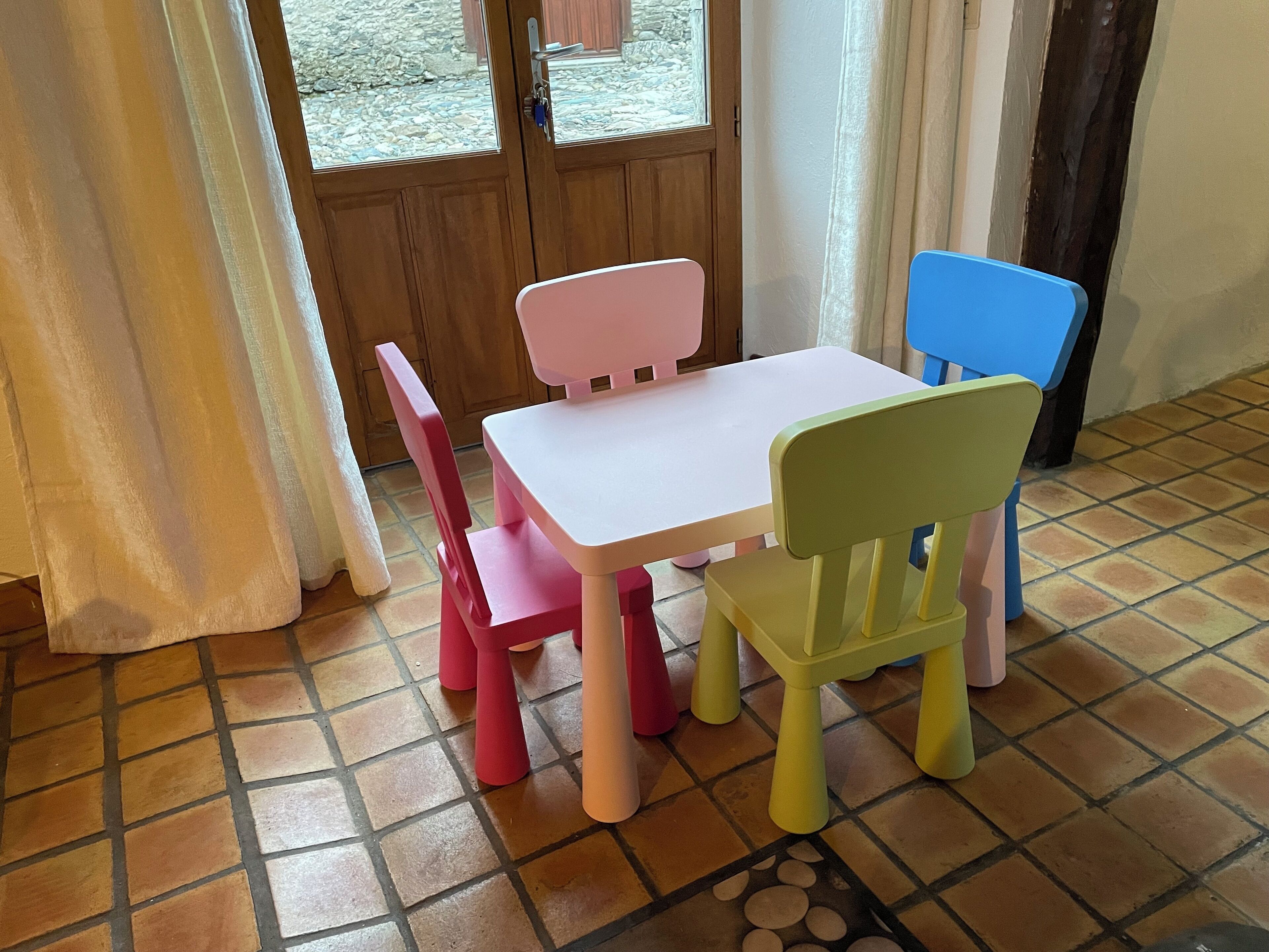 Gite Mouflon,bain à remous, vue montagne | Private kitchen | Full-size fridge, microwave, oven, stovetop