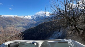 Un jacuzzi con vistas a la montaña.