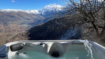 Gite Mouflon,bain à remous, vue montagne | Outdoor spa tub