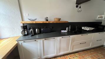 Gite Mouflon,bain à remous, vue montagne | Private kitchen | Full-sized fridge, microwave, oven, stovetop