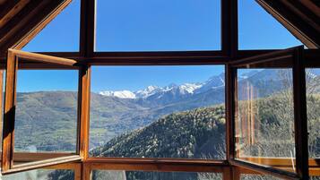 Gite Marmotte, sauna & hamam, vue montagne | Living area | Fireplace, books