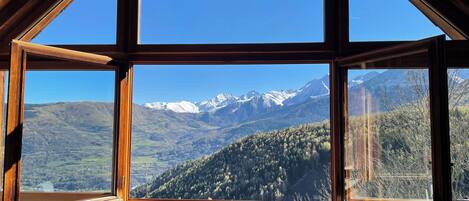 Gite Marmotte, sauna & hamam, vue montagne | Living area | Fireplace, books