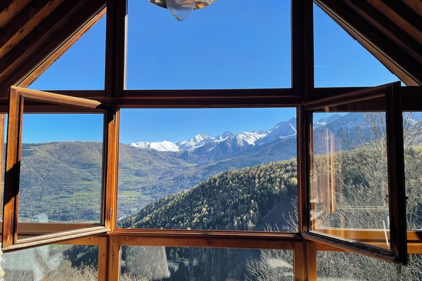 Gite Marmotte, sauna & hamam, vue montagne | Living area | Fireplace, books