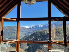 Gite Marmotte, sauna & hamam, vue montagne | Living area | Fireplace, books