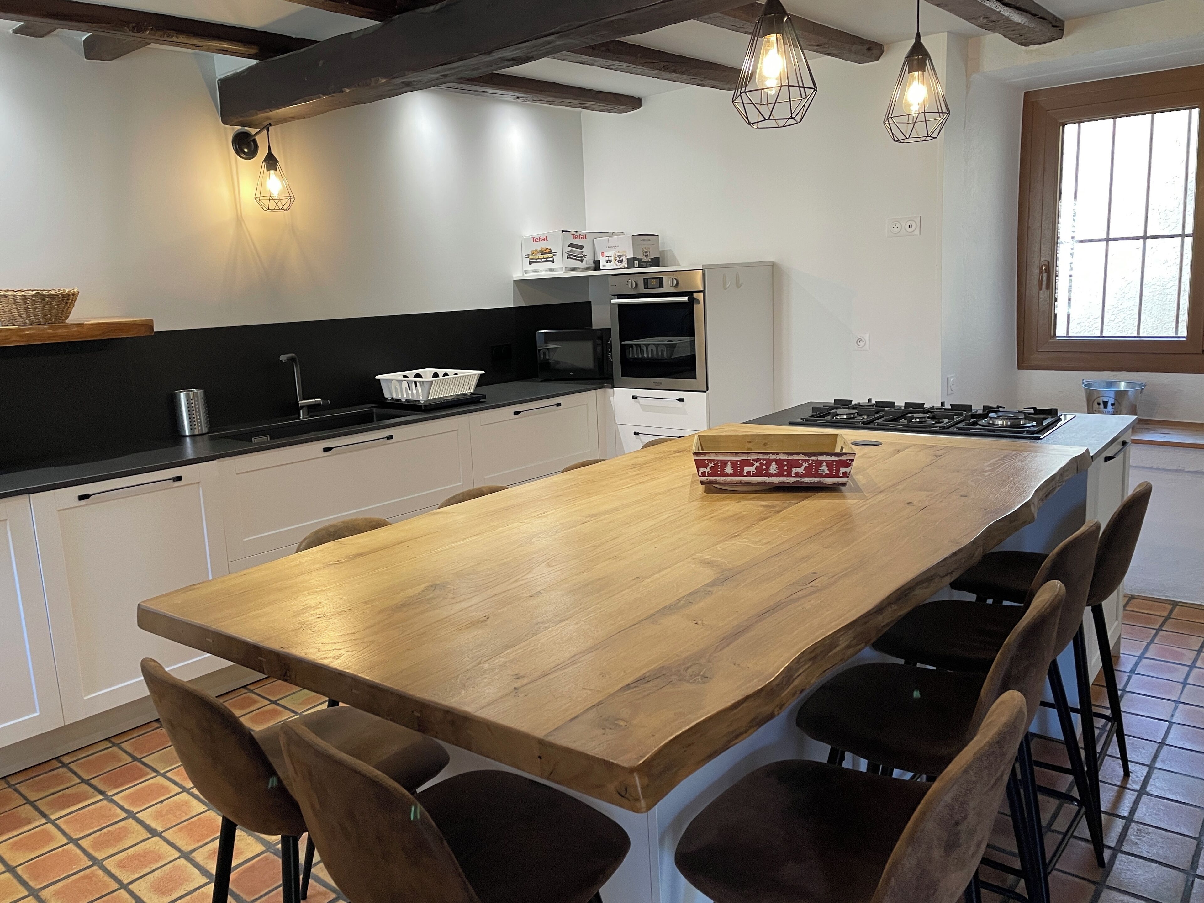 Gite Mouflon,bain à remous, vue montagne | Private kitchen | Full-sized fridge, microwave, oven, stovetop