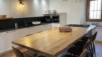 Gite Mouflon,bain à remous, vue montagne | Private kitchen | Full-size fridge, microwave, oven, stovetop