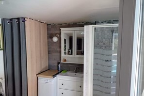 Een douche, een haardroger, handdoeken
