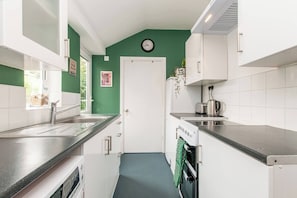 Kühlschrank, Mikrowelle, Wasserkocher mit Kaffee-/Teezubehör, Toaster