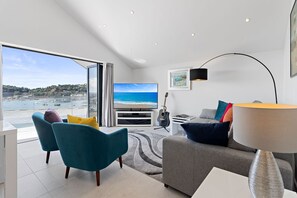 Smart TV, books - Anchor View, Grand Banks (Teignmouth)