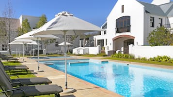 2 outdoor pools